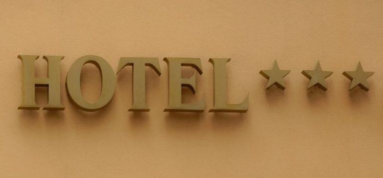 definisi hotel adalah