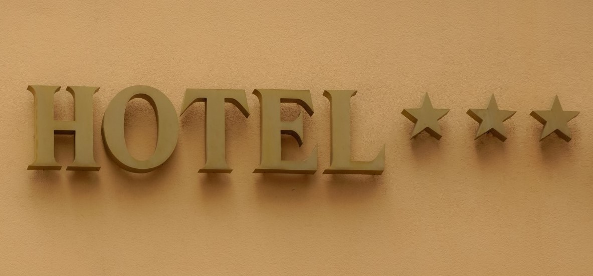 definisi hotel adalah