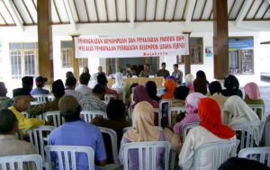 Sebutkan beberapa contoh pelaksanaan hak yang tidak tepat di lingkungan rumah