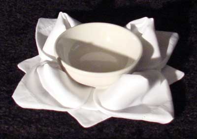 Cara melipat napkin rose