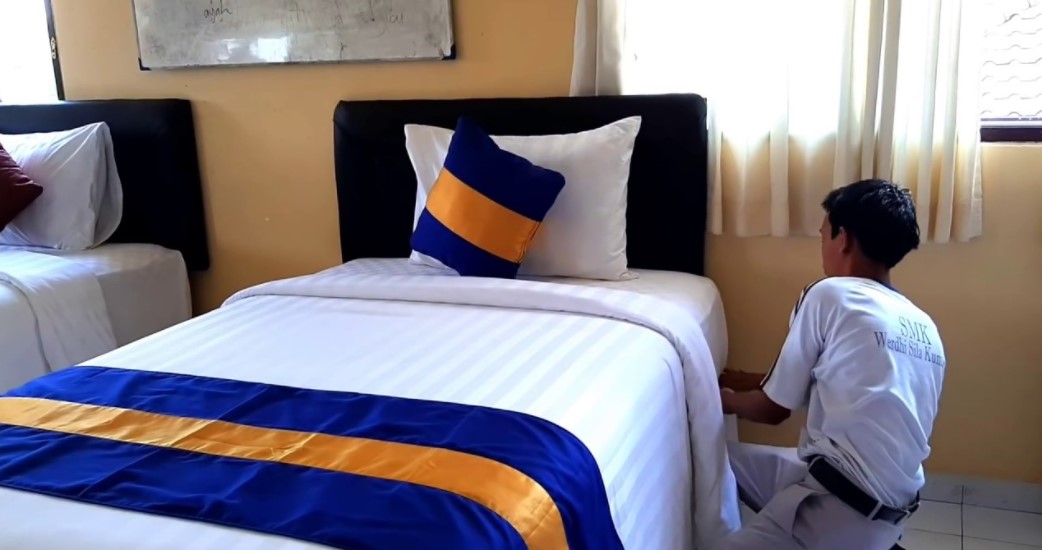 Making Bed Procedure [Bed Cover, Duvet dan 3 Sheet]