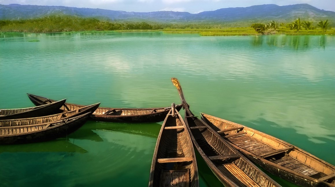 Alat Transportasi Air Tradisional Sampan