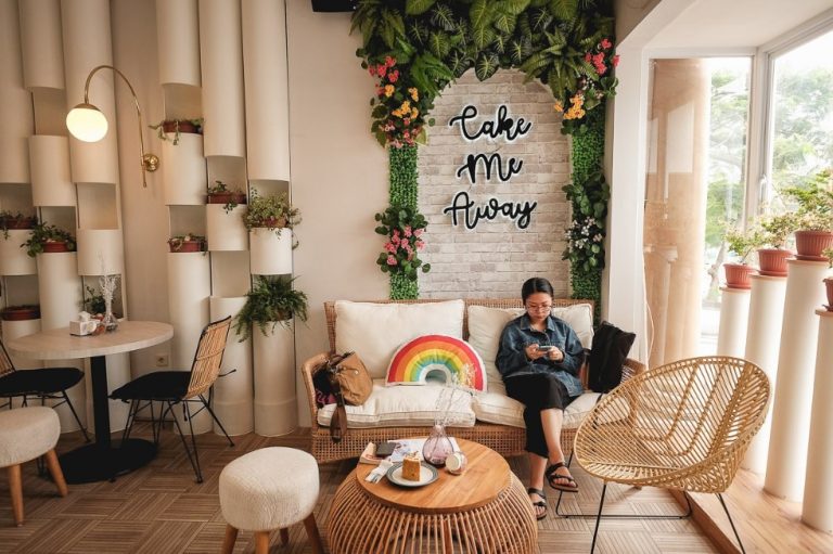 Cafe di MERR Surabaya