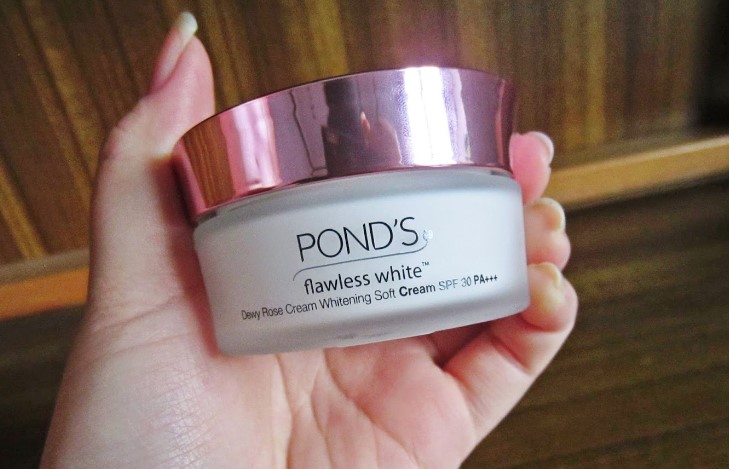 Ponds Flawless White Dewy Rose Whitening Soft Cream SPF 30 PA