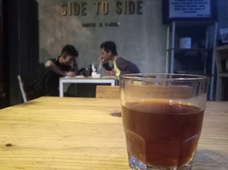 Side To Side Cafe di Gresik