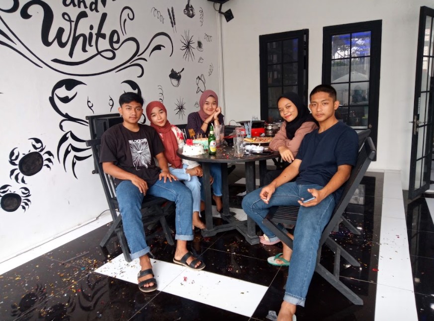 Black and White Food Court & Cafe di Tegal