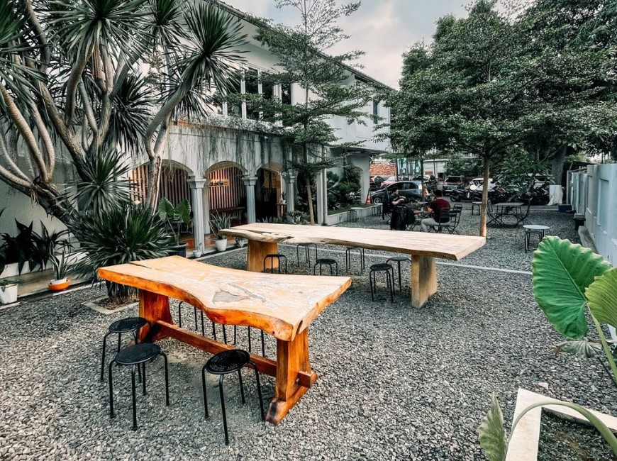 Desain Warung Kopi Outdoor Lawas Kontemporer