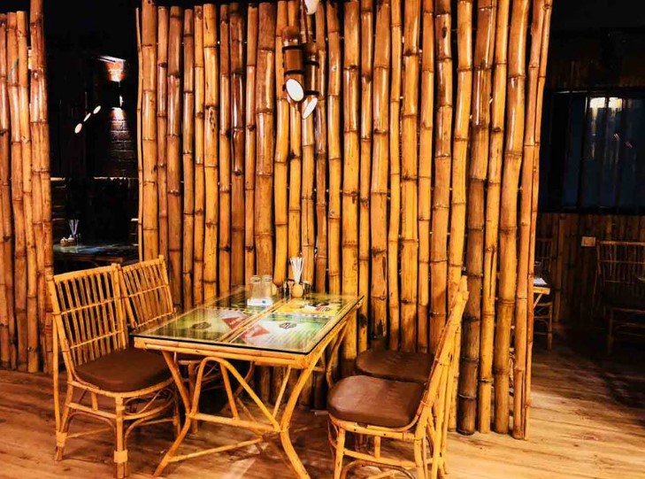 Desain Warung Kopi dari Bambu Interior Sederhana