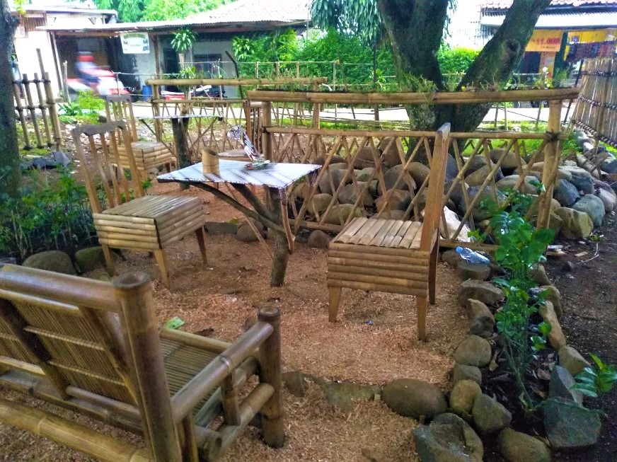 Desain Warung Kopi dari Bambu Sederhana Outdoor