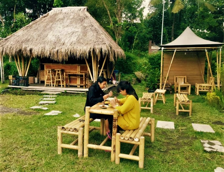 Desain Warung Kopi dari Bambu Sederhana Tradisional