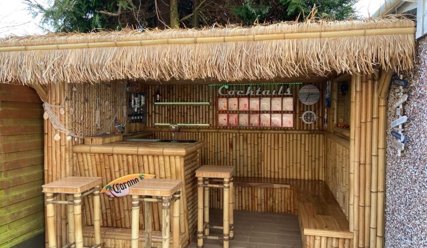 Desain Warung Kopi dari Bambu Sederhana ala Bar Simetris