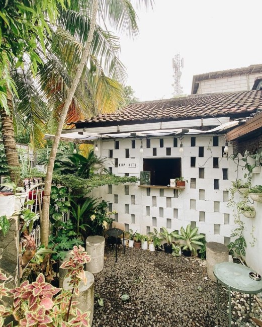 Warung Kopi Depan Rumah Ala Taman