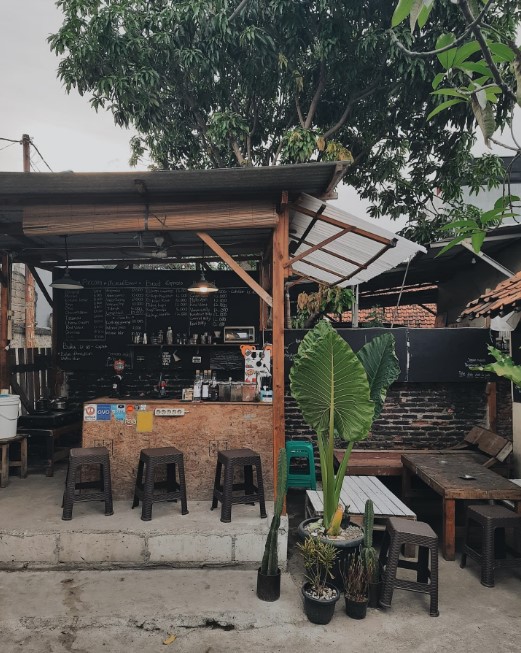 Warung Kopi Depan Rumah Kayu Sederhana