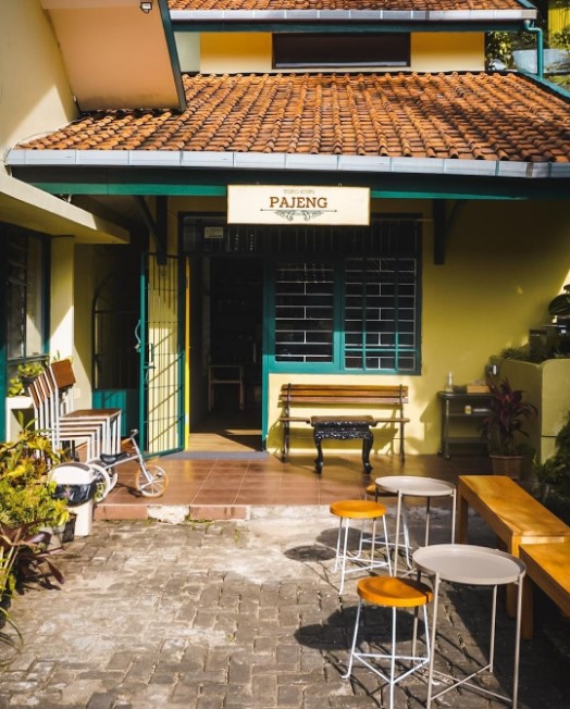 Warung Kopi Depan Rumah Lawas ala Indonesia