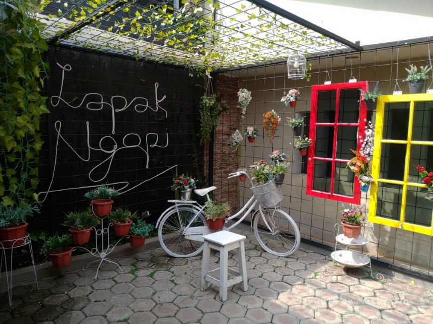 Warung Kopi Depan Rumah Manis