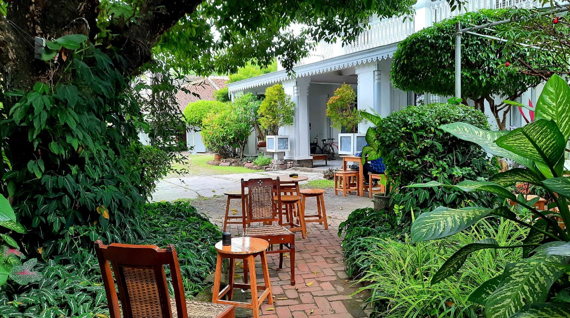 Warung Kopi Depan Rumah Menyatu dengan Exterior