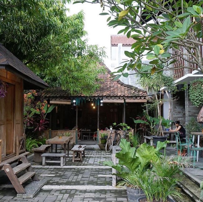 Warung Kopi Depan Rumah Tradisional