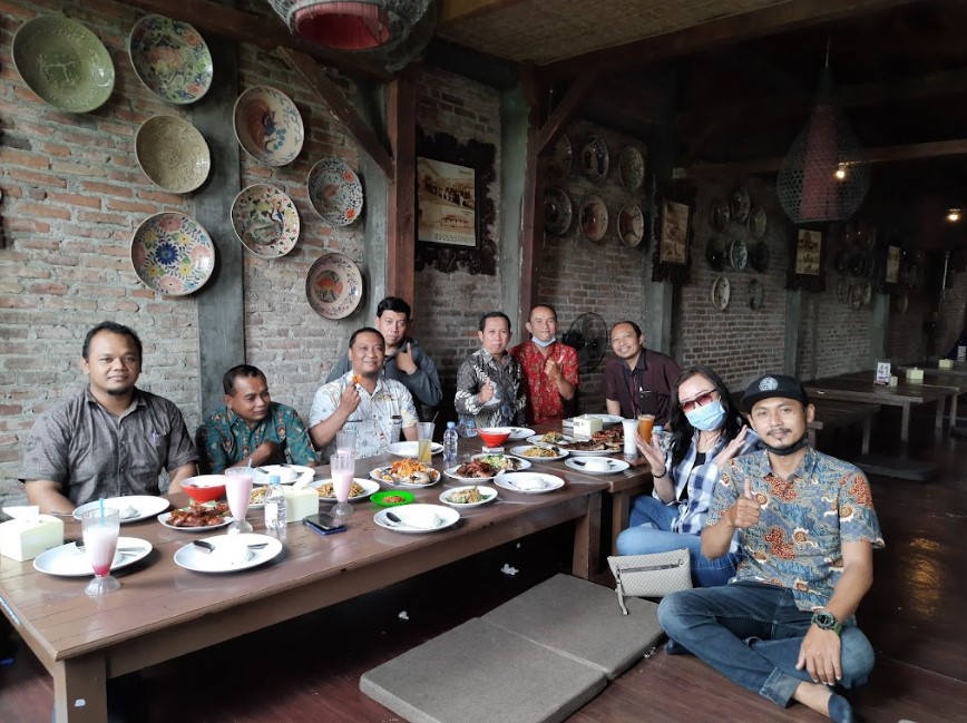 Lesehan Kayu Manis Kediri